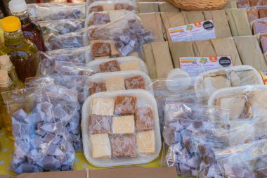 Barichara, Santander, Kolombiya, 11 Ekim 2024. Süt, guava şekeri, kahve tatlısı, kakao ve diğer birçok Kolombiya zanaatkar tatlısının genel görünümü bir sokak tezgahında sergilenmektedir..