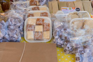 Barichara, Santander, Kolombiya, 11 Ekim 2024. Süt, guava şekeri, kahve tatlısı, kakao ve diğer birçok Kolombiya zanaatkar tatlısının genel görünümü bir sokak tezgahında sergilenmektedir..