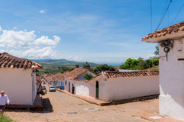 Barichara, Santander, Kolombiya, 11 Ekim 2024. Bu Kolombiya şehrinin sömürge mimarisi ve kaldırım taşı caddelerinin, UNESCO Dünya Mirası sahasının görüldüğü köşe..