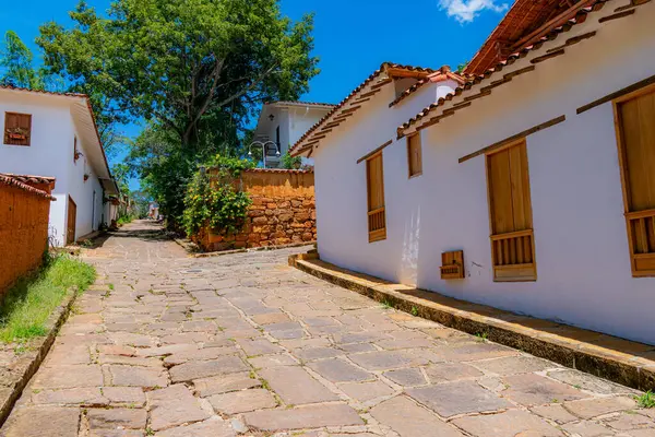 Barichara, Santander, Kolombiya 'nın kaldırım taşlı caddeleri beyazlatılmış duvarlarında süs bitkileriyle süslenmiş koloni evleriyle dolu. Güneşli bir yaz gününde yakalanan sahne, bu büyüleyici H 'nin tipik barışçıl ve zamansız atmosferini yansıtıyor.