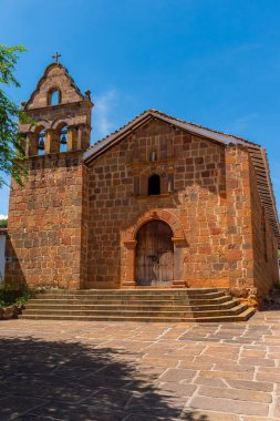 Barichara Santander Kolombiya 11 Ekim 2024. Barichara mezarlığındaki küçük bir taş şapelin dikey görüntüsü. Kır taşı yapısı, tipik sömürge mirası, parlak mavi bir gökyüzünün altında huzur içinde duruyor..