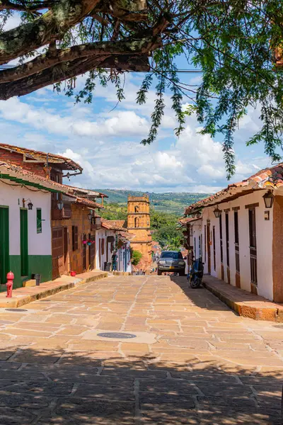 Barichara Santander Kolombiya 11 Ekim 2024. Barichara mezarlığındaki küçük bir taş şapelin dikey görüntüsü. Kır taşı yapısı, tipik sömürge mirası, parlak mavi bir gökyüzünün altında huzur içinde duruyor..