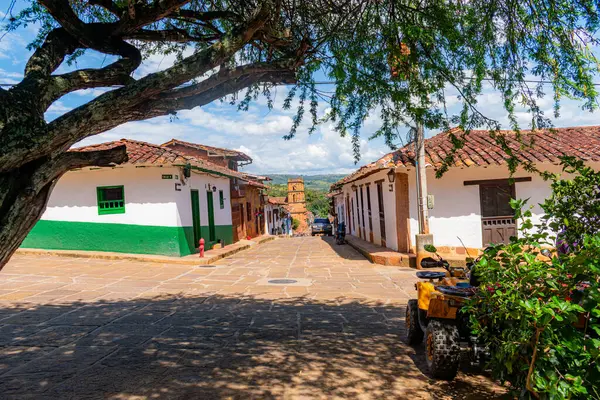 Barichara Santander Kolombiya 11 Ekim 2024. Barichara mezarlığındaki küçük bir taş şapelin dikey görüntüsü. Kır taşı yapısı, tipik sömürge mirası, parlak mavi bir gökyüzünün altında huzur içinde duruyor..