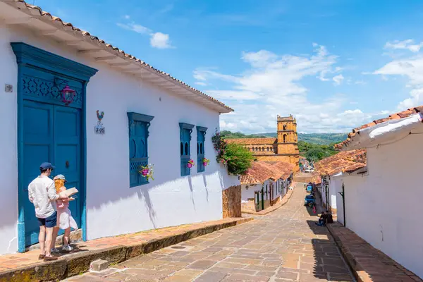 Barichara Santander Kolombiya 11 Ekim 2024. Barichara mezarlığındaki küçük bir taş şapelin dikey görüntüsü. Kır taşı yapısı, tipik sömürge mirası, parlak mavi bir gökyüzünün altında huzur içinde duruyor..