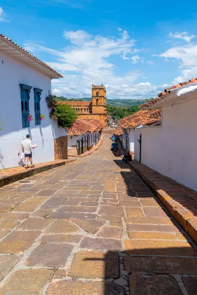 Barichara Santander Kolombiya 11 Ekim 2024. Barichara mezarlığındaki küçük bir taş şapelin dikey görüntüsü. Kır taşı yapısı, tipik sömürge mirası, parlak mavi bir gökyüzünün altında huzur içinde duruyor..