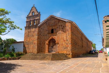 Barichara, Santander, Kolombiya, 11 Ekim 2024. Barichara mezarlığında küçük bir koloni tarzı şapel, kırsal taş mimarisi ve berrak gökyüzünün altında barışçıl bir atmosfer..