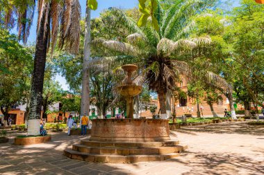 Barichara Santander Kolombiya 11 Ekim 2024. Barichara 'nın huzurlu mezarlığında bulunan taşa oyulmuş bir aile mozolesinin dikey görüntüsü. Yapı, şehirlerin zengin taş işçiliği ve saygı geleneğini yansıtıyor.