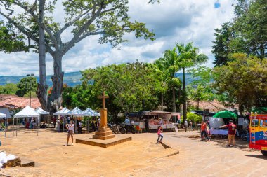 Barichara Santander Kolombiya 11 Ekim 2024. Barichara 'nın huzurlu mezarlığında bulunan taşa oyulmuş bir aile mozolesinin dikey görüntüsü. Yapı, şehirlerin zengin taş işçiliği ve saygı geleneğini yansıtıyor.