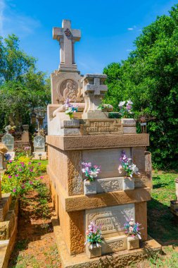 Barichara Santander Kolombiya 11 Ekim 2024. Barichara 'nın huzurlu mezarlığında bulunan taşa oyulmuş bir aile mozolesinin dikey görüntüsü. Yapı, şehirlerin zengin taş işçiliği ve saygı geleneğini yansıtıyor.