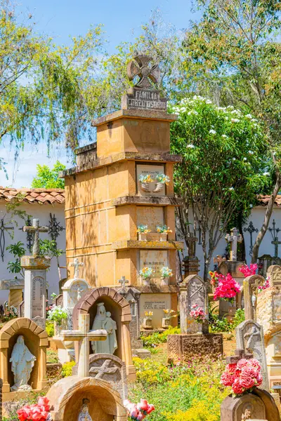 Barichara Santander Kolombiya 11 Ekim 2024. Barichara mezarlığındaki küçük bir taş şapelin dikey görüntüsü. Kır taşı yapısı, tipik sömürge mirası, parlak mavi bir gökyüzünün altında huzur içinde duruyor..