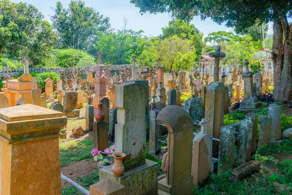 Barichara Santander Kolombiya 11 Ekim 2024. Barichara mezarlığındaki küçük bir taş şapelin dikey görüntüsü. Kır taşı yapısı, tipik sömürge mirası, parlak mavi bir gökyüzünün altında huzur içinde duruyor..