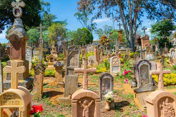 Barichara Santander Kolombiya 11 Ekim 2024. Barichara mezarlığındaki küçük bir taş şapelin dikey görüntüsü. Kır taşı yapısı, tipik sömürge mirası, parlak mavi bir gökyüzünün altında huzur içinde duruyor..