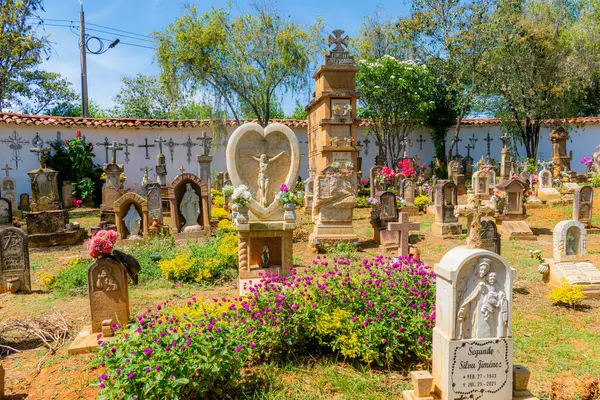 Barichara Santander Kolombiya 11 Ekim 2024. Barichara mezarlığındaki küçük bir taş şapelin dikey görüntüsü. Kır taşı yapısı, tipik sömürge mirası, parlak mavi bir gökyüzünün altında huzur içinde duruyor..