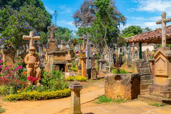 Barichara Santander Kolombiya 11 Ekim 2024. Barichara mezarlığındaki küçük bir taş şapelin dikey görüntüsü. Kır taşı yapısı, tipik sömürge mirası, parlak mavi bir gökyüzünün altında huzur içinde duruyor..