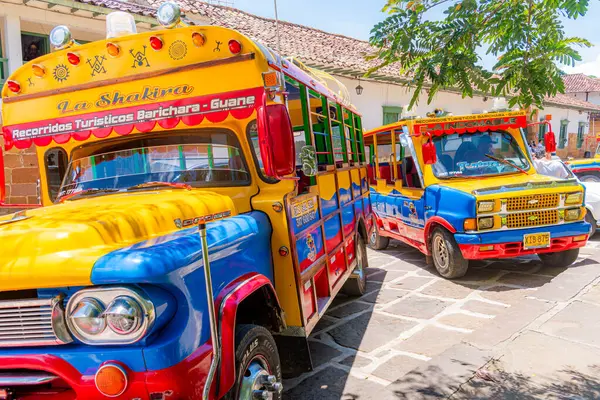 Barichara Santander Kolombiya 11 Ekim 2024. Barichara 'nın huzurlu mezarlığında bulunan taşa oyulmuş bir aile mozolesinin dikey görüntüsü. Yapı, şehirlerin zengin taş işçiliği ve saygı geleneğini yansıtıyor.