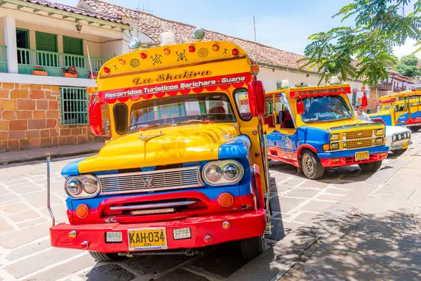 Barichara Santander Kolombiya 11 Ekim 2024. Barichara 'nın huzurlu mezarlığında bulunan taşa oyulmuş bir aile mozolesinin dikey görüntüsü. Yapı, şehirlerin zengin taş işçiliği ve saygı geleneğini yansıtıyor.