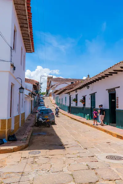 Barichara Santander Kolombiya 11 Ekim 2024. Barichara 'nın huzurlu mezarlığında bulunan taşa oyulmuş bir aile mozolesinin dikey görüntüsü. Yapı, şehirlerin zengin taş işçiliği ve saygı geleneğini yansıtıyor.