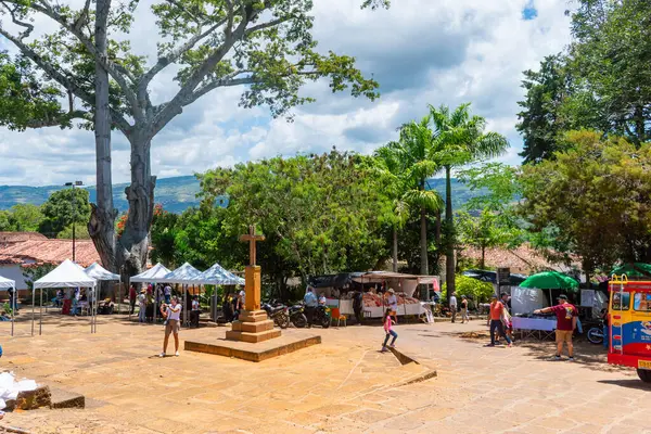 Barichara Santander Kolombiya 11 Ekim 2024. Barichara 'nın huzurlu mezarlığında bulunan taşa oyulmuş bir aile mozolesinin dikey görüntüsü. Yapı, şehirlerin zengin taş işçiliği ve saygı geleneğini yansıtıyor.