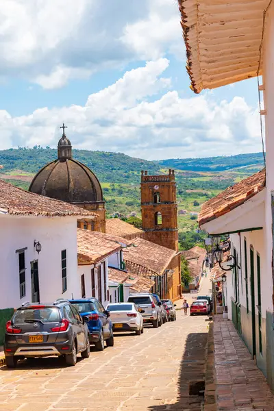 Barichara Santander Kolombiya 11 Ekim 2024. Barichara 'nın huzurlu mezarlığında bulunan taşa oyulmuş bir aile mozolesinin dikey görüntüsü. Yapı, şehirlerin zengin taş işçiliği ve saygı geleneğini yansıtıyor.