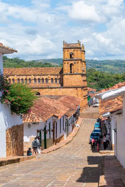 Barichara Santander Kolombiya 11 Ekim 2024. Barichara 'nın huzurlu mezarlığında bulunan taşa oyulmuş bir aile mozolesinin dikey görüntüsü. Yapı, şehirlerin zengin taş işçiliği ve saygı geleneğini yansıtıyor.