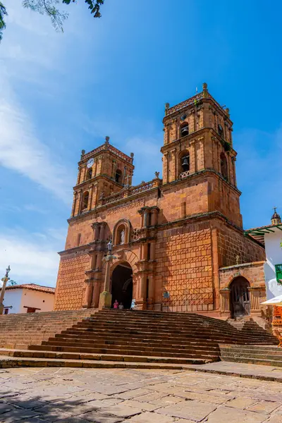 Barichara Santander Kolombiya 11 Ekim 2024. Barichara 'nın huzurlu mezarlığında bulunan taşa oyulmuş bir aile mozolesinin dikey görüntüsü. Yapı, şehirlerin zengin taş işçiliği ve saygı geleneğini yansıtıyor.