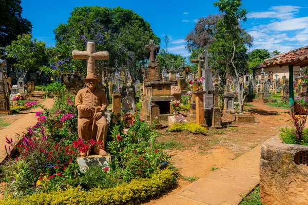 Barichara, Santander, Kolombiya, 11 Ekim 2024. Barichara mezarlığı, her biri burada gömülü kişinin yaşamını veya kişiliğini temsil eden heykeller içeren karmaşık şekilde oyulmuş taş mezarlarıyla ünlüdür. Çevresi yeşillik ve ortaklarla çevrili