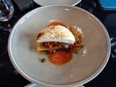 Bir gurme restoranında servis edilen peynir ve sebzeli aperatif.