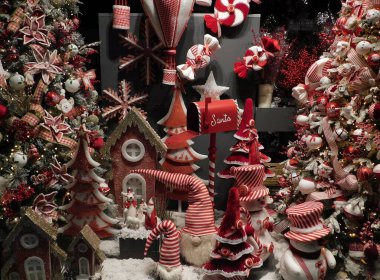 Yunanistan 'ın Glyfada kentindeki bir mağaza vitrininde Noel süsleri