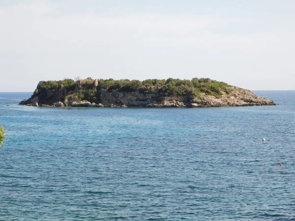 ギリシャのマニーにあるカルダミリの町の海岸近くの小さな島 — ストック写真