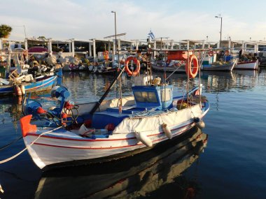 Kasaba limanında balıkçı tekneleri, Glyfada, Attica, Yunanistan