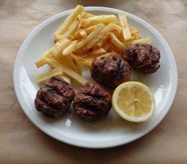 Izgara köfte ve patates tabağı.