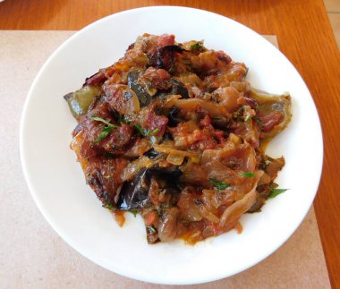 Patlıcan, domates, soğan, sarımsak ve zeytinyağı tabağı.