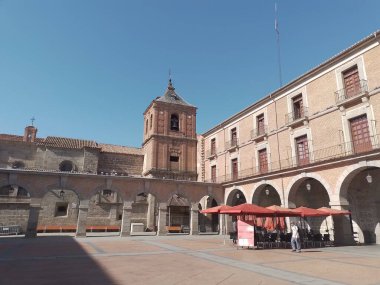 4 Ağustos 2022. Avila, İspanya. Şehir merkezinde kafeleri ve dükkanları olan geleneksel mimari binalar