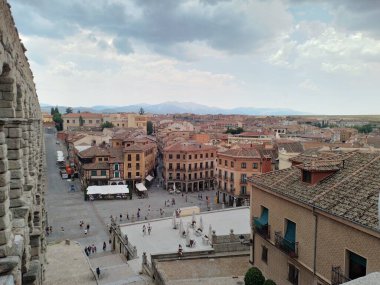 Segovia şehrinin panoramik manzarası ve Roma su kemeri