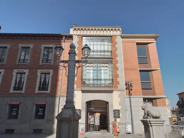 Agosto 2022 Ávila España Edificio Moderno Rojo Comercial Con Tiendas —  Fotos de Stock