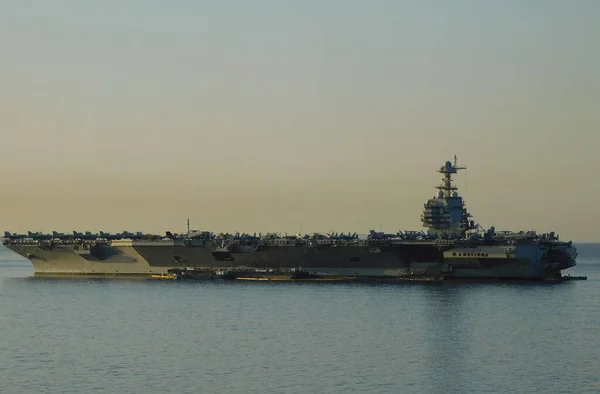 Yunanistan 'ın Pire kentindeki USS Gerald R. Ford uçak gemisi.