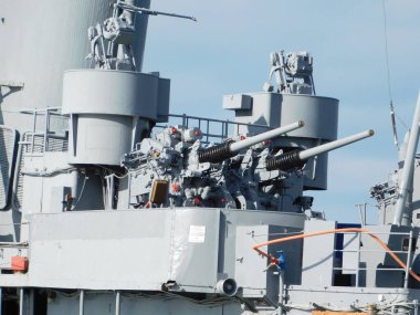 Selanik, Yunanistan, Eylül 2019. İkiz, 3 inç, Fletcher sınıfı uçaksavar silahları, 2. Dünya Savaşı, destroyer, şehir limanında sergileniyor.