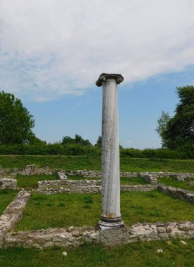 Yunanistan 'ın Dion kentinin kalıntılarında antik bir sütun