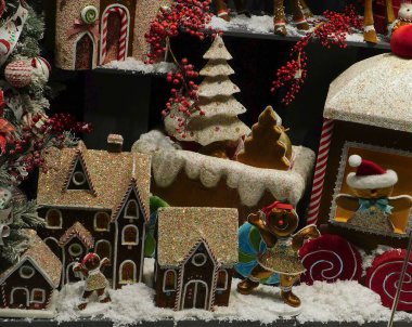 Yunanistan 'ın Glyfada kentindeki bir mağaza vitrininde Noel süsleri