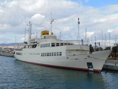 Savaş zamanı eski bir kurtarma gemisi ve barış içinde yolcu feribotu, Faliro, Atina, Yunanistan 'da