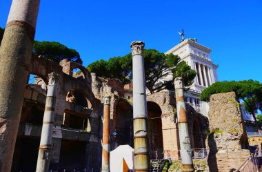 25 Şubat 2024, Roma, İtalya. Basilica Argentaria Portico 'nun kalıntıları, Sezar Forumu ve Vittorio Emanuele anıtı.