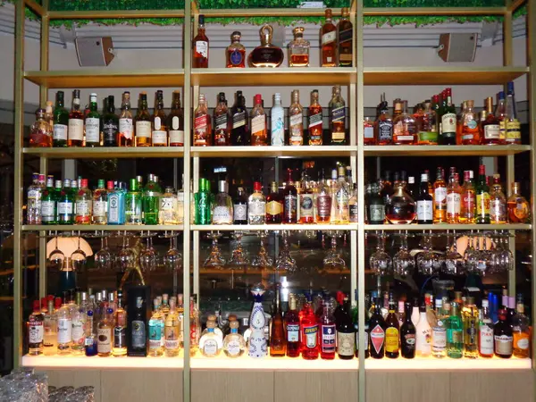 11 Ocak 2023, Glyfada, Yunanistan. İçki şişeleri bir barda sergileniyor.