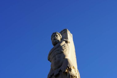 Antik Agora 'daki Agrippa Odeonu' nun kalıntıları, konser salonu veya Atina, Yunanistan 'daki pazar yerinde heykeli olan sütun.
