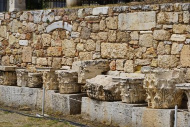 Roma Agora, Atina ve Yunanistan 'daki Korint düzeyi sütun başkentleri