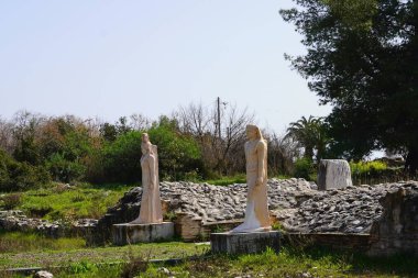 Mısırlı tanrıların antik heykellerinin modern kopyaları 2. yüzyılda, Nea Makri, Attica, Yunanistan 'da