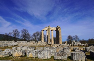 Yunanistan 'ın Nemea kentindeki Zeus antik tapınağının kalıntılarının manzarası