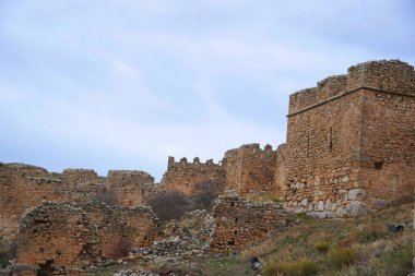 Corinth yakınlarındaki bir tepedeki Akrokorinth şatosunun devasa duvarları görünüyor.
