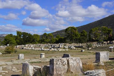 Yunanistan 'ın Epidavros kentindeki antik Asclepios tapınağının kalıntılarının manzarası