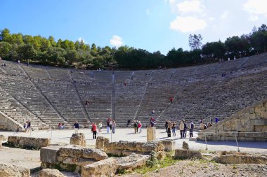 20 Ekim 2024, Epidaurus, Yunanistan. Yunanistan 'ın Epidavros kentindeki Asclepios Tapınağı' nın ünlü antik tiyatro manzarası