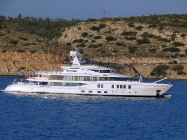 Yunanistan 'ın Attica kentindeki Vouliagmeni kıyısında lüks bir yat.